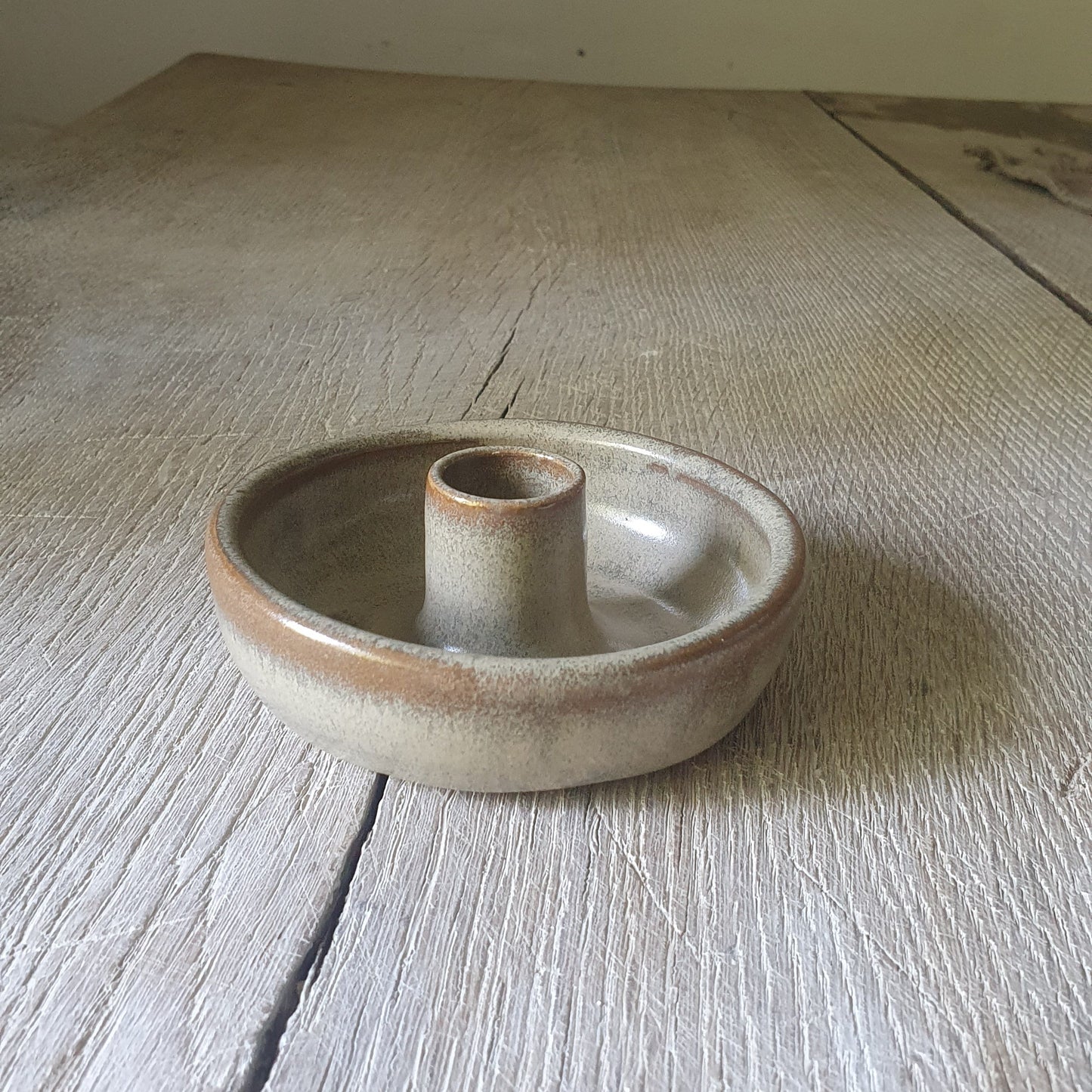 Zu sehen ist ein Keramik Kerzenständer in Beige/Sandsturm
