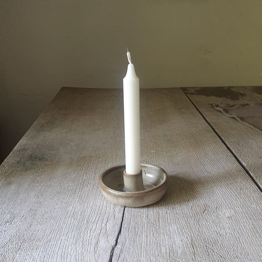 Zu sehen ist ein Keramik-Kerzenständer in Beige/Sandsturm