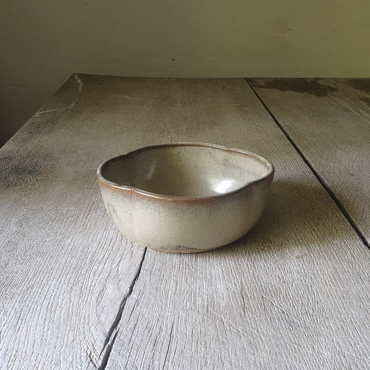 Zu sehen ist eine Keramik-Schale in Beige/Sandsturm