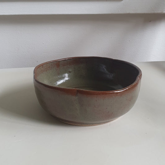 Zu sehen ist eine handgemachte Keramik Müsli-Schale in der Farbe Grün/Braun.