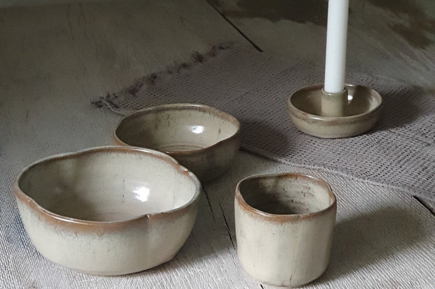 Zu sehen ist ein handgemachtes Keramiktisch-Set in der Farbe Beige