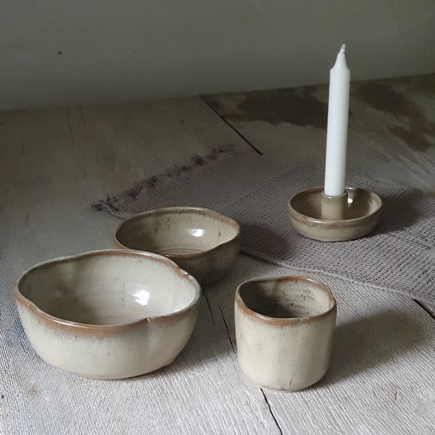 Zu sehen ist das Keramik Tisch-Set Kleeblatt beige/Sandsturm