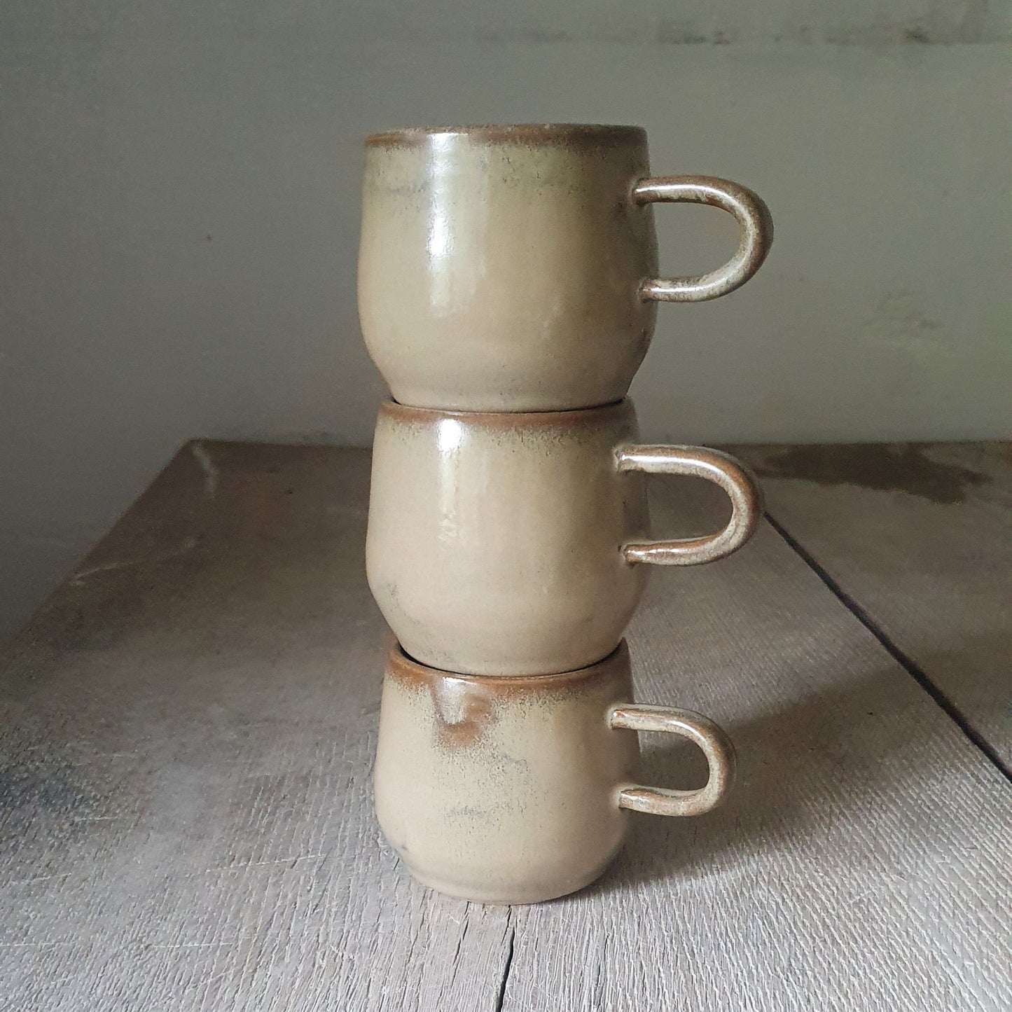 Zu sehen ist eine handgemachte Keramik-Tasse in der Farbe Beige/Sandsturm