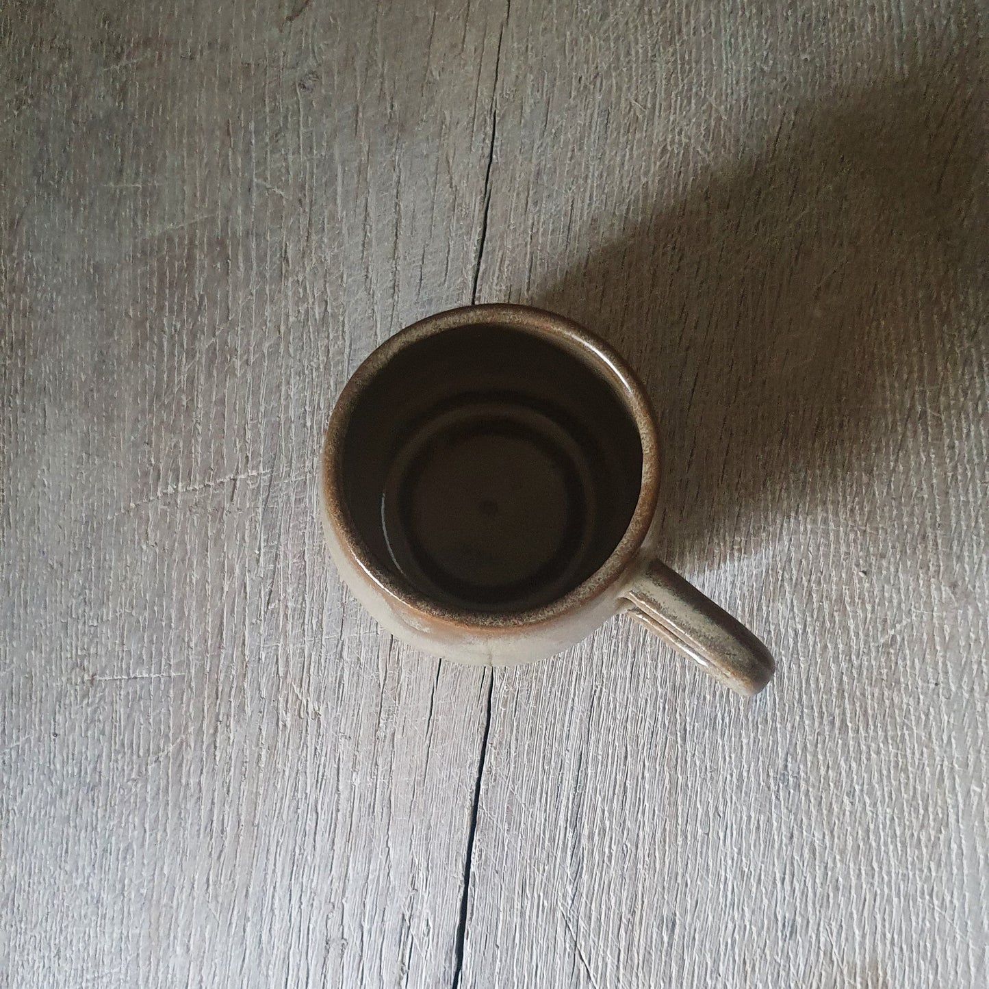 Zu sehen ist eine handgemachte Keramik-Tasse in der Farbe Beige/Sandsturm