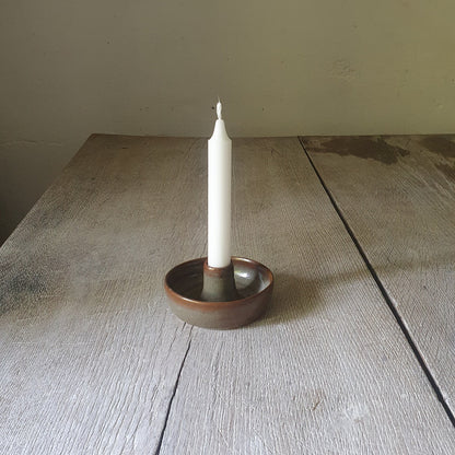 Zu sehen ist ein Kerzenständer in grün/braun Kastanie