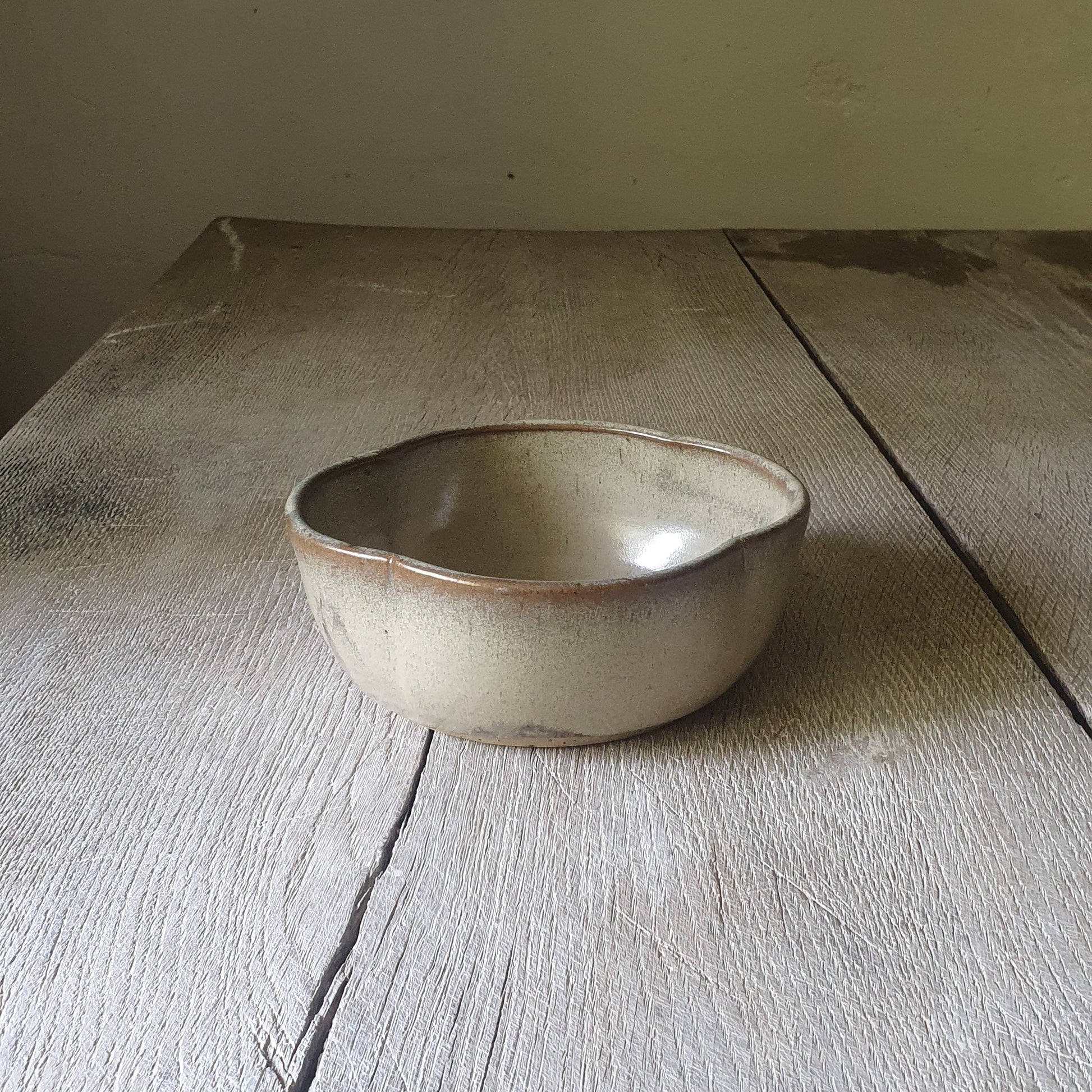 Zu sehen ist eine Keramik-Schale in Beige/Sandsturm