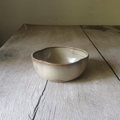 Zu sehen ist eine Keramik-Schale in Beige/Sandsturm