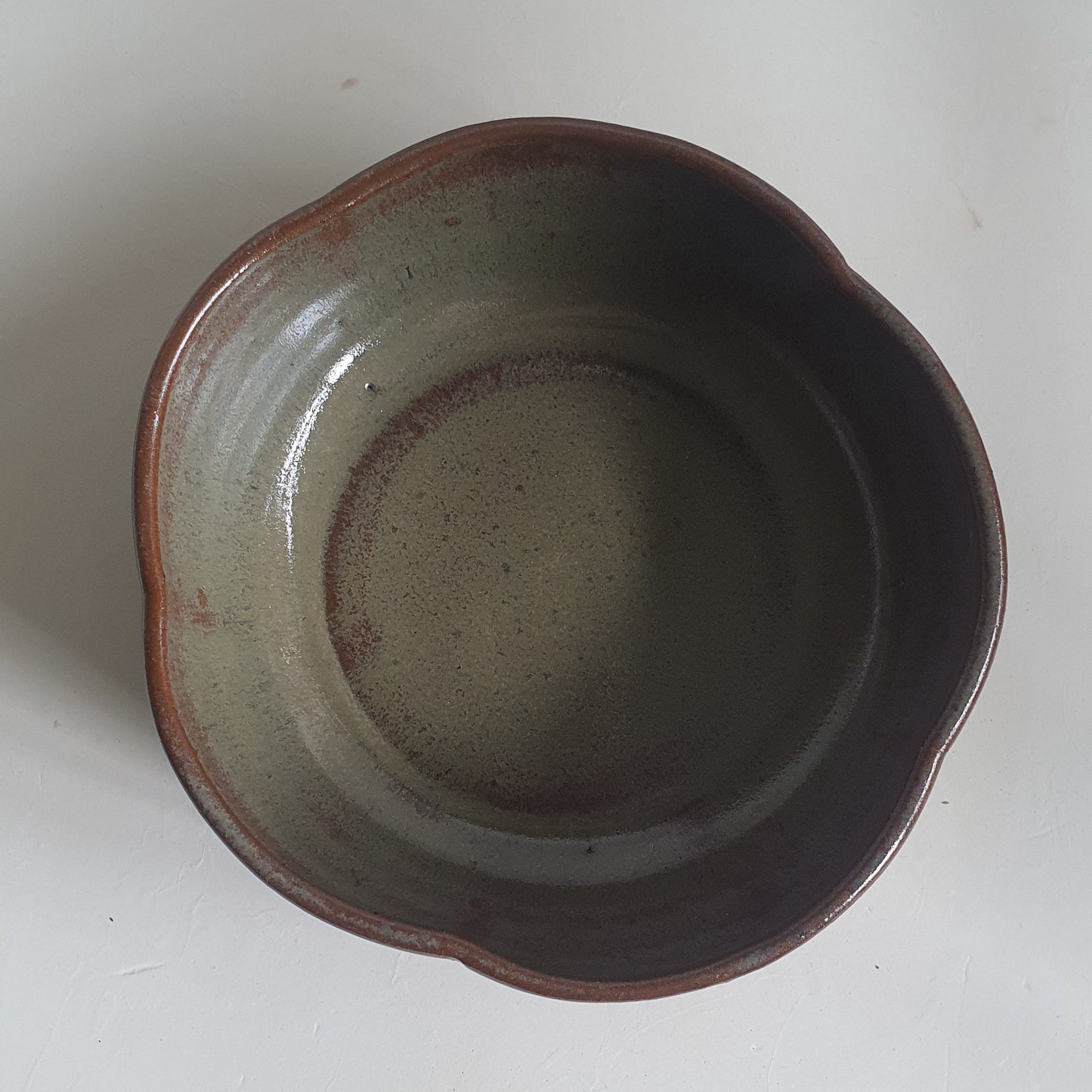 Zu sehen ist eine handgemachte Müslischale in der Farbe 
grün/braun Kastanie.
