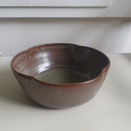 Zu sehen ist eine handgemachte Keramik Bowle in der Farbe Grün/Braun Kastanie.
