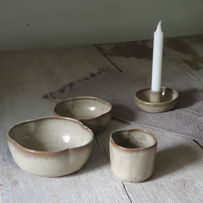Zu sehen ist  das Keramik Tisch-Set Kleeblatt beige/Sandsturm