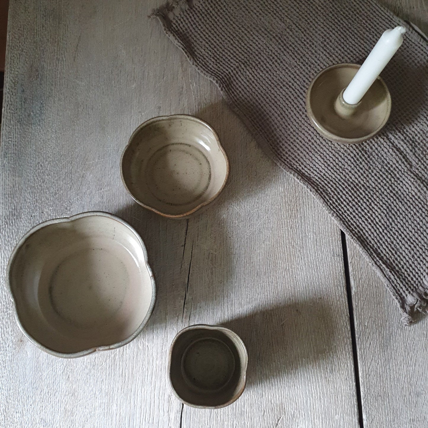 Zu sehen ist ein handgemachtes Keramiktisch-Set in der Farbe Beige von oben.
