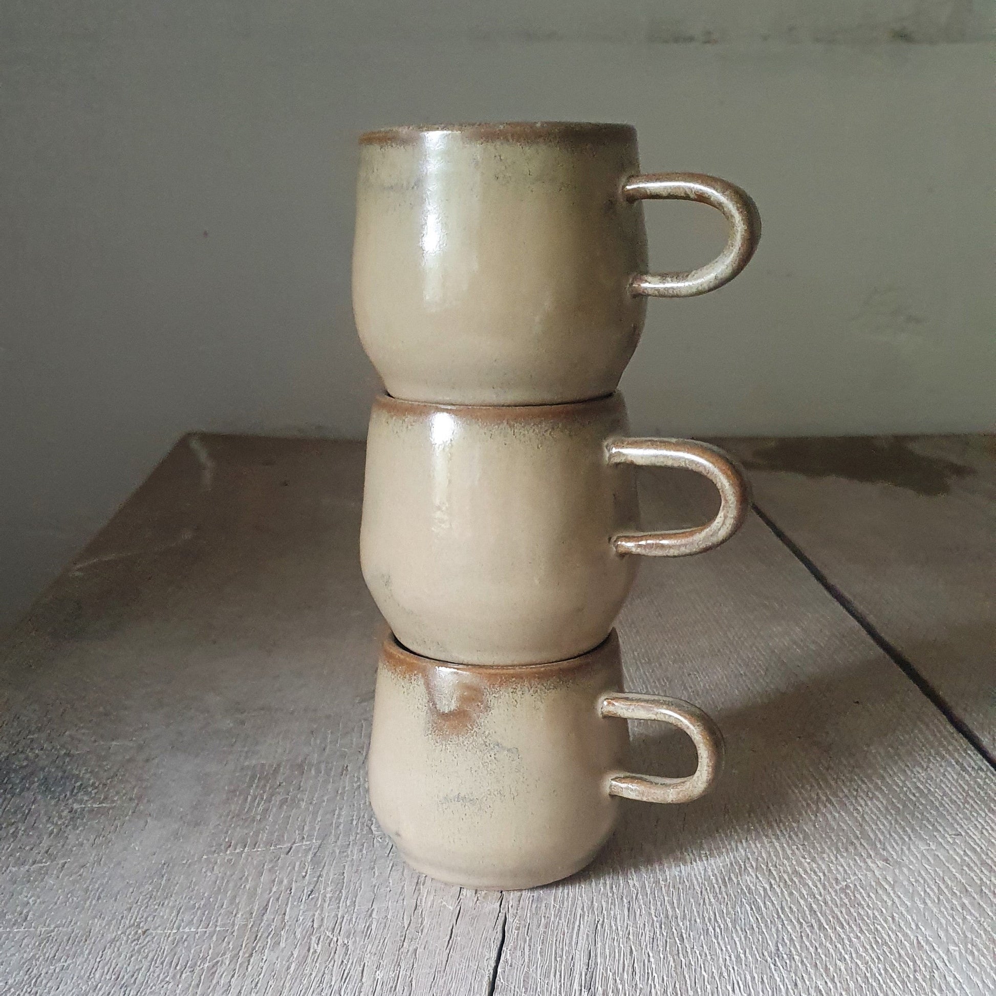 Zu sehen ist eine handgemachte Keramik-Tasse in der Farbe Beige/Sandsturm
